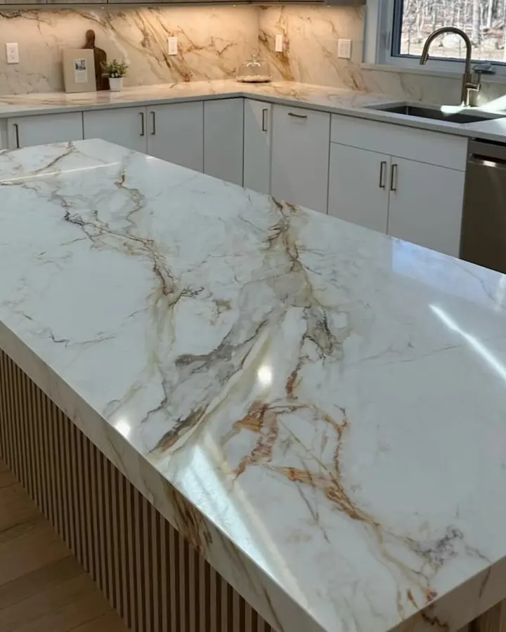 Island in white stone with soft gold veins and a slatted wood base